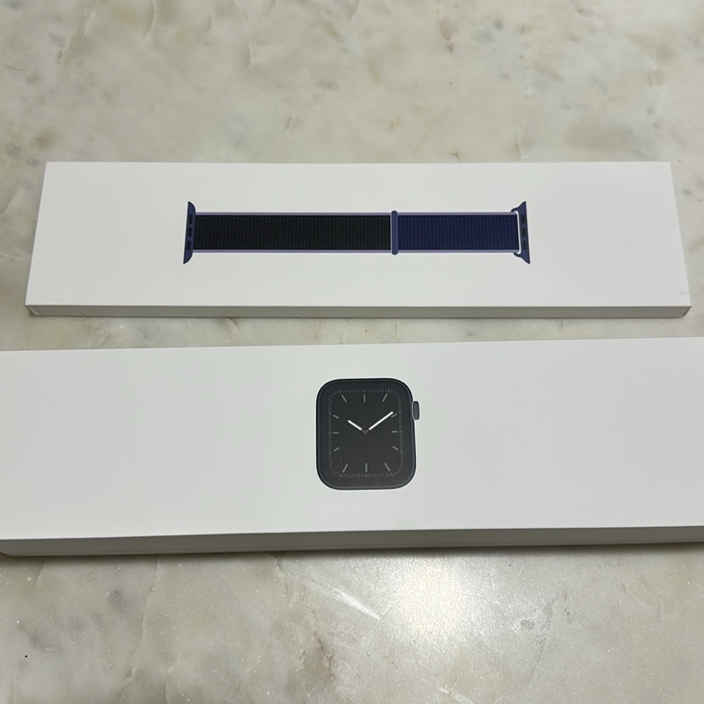 Apple Watch Series 5 40 mm Space Gray with Accessories
